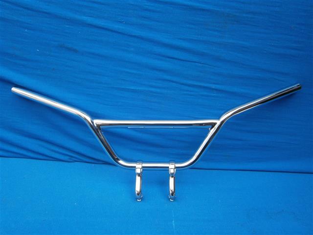 Lenker 50,60,69,69S US Modelle Set:
Lenker hochgezogen mit Mittelstrebe (Breite 745mm)
2 Stück Lenkerhalter
2 Stück Lenkerhalterklemmschrauben
Bitte beachten sehr aufwendige Montage, Kratzer möglich!